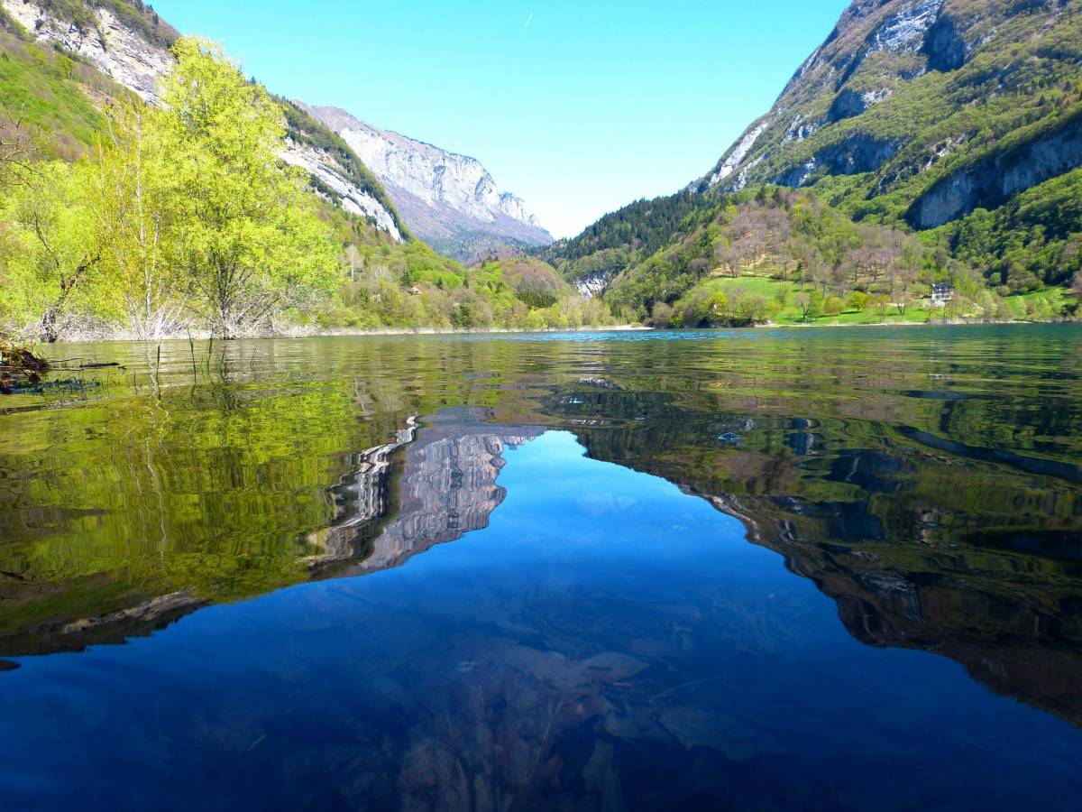 Lago di Tenno, oasi di pace nel cuore del Trentino