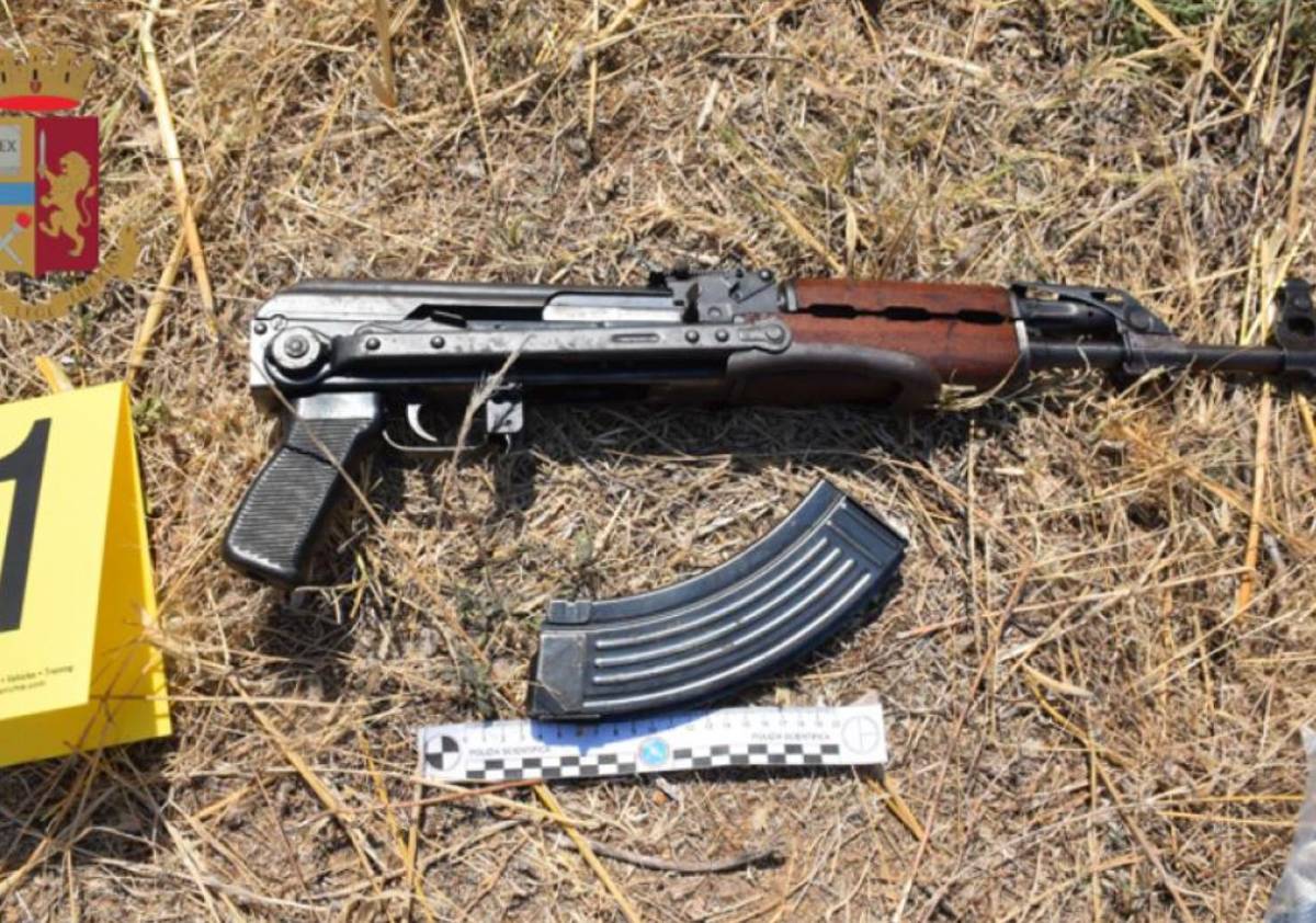 Kalashnikov e pistole nel campo rom: il blitz della polizia svela l'arsenale