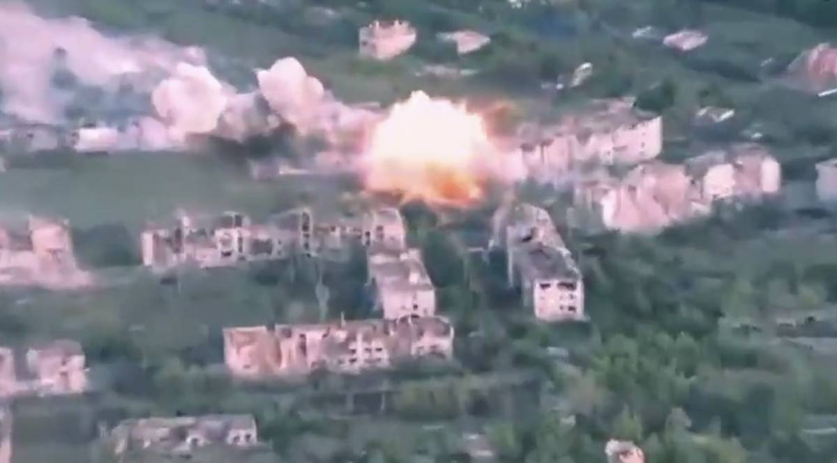Ucraina, il video impressionante delle bombe termobariche russe
