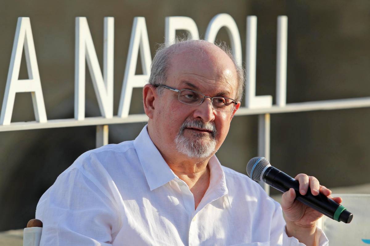 "Offese Maometto". Così Salman Rushdie finì nel mirino degli islamici