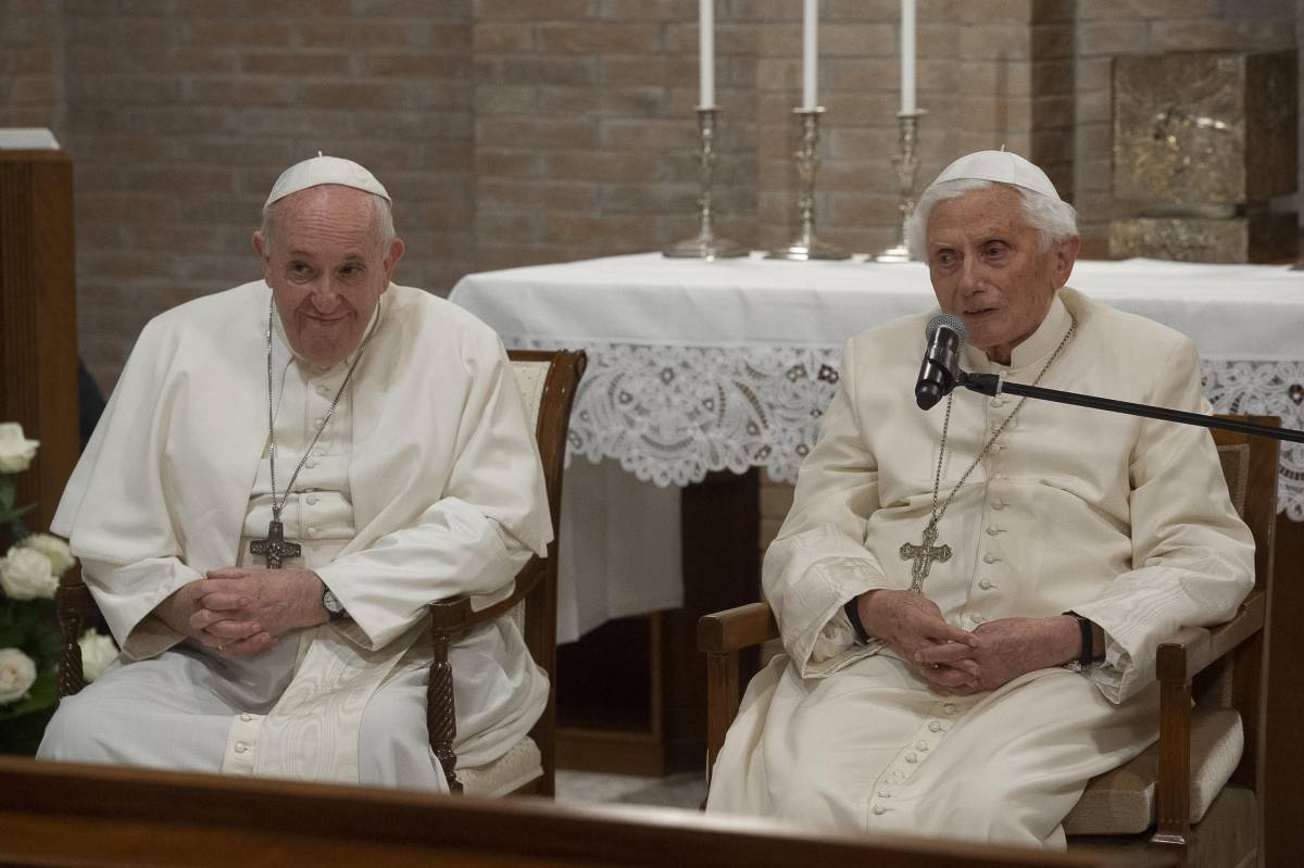"È molto malato". Papa Francesco chiede di pregare per Benedetto XVI