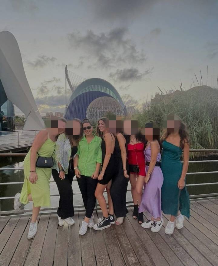 In foto Ambra Morelli, 22 anni, con le sue amiche