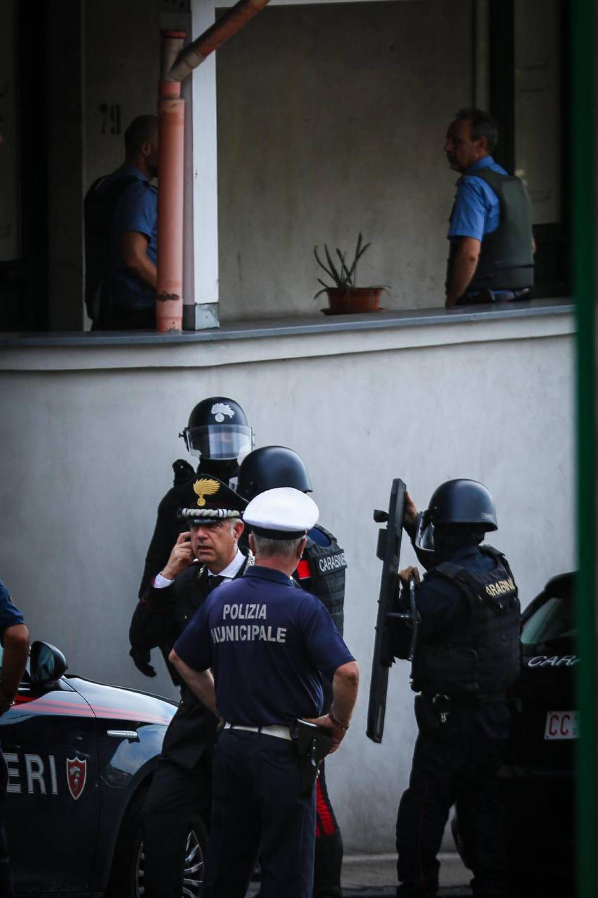 Ottantenne spara alla moglie e si barrica in casa. L'irruzione dei carabinieri dopo ore di trattative