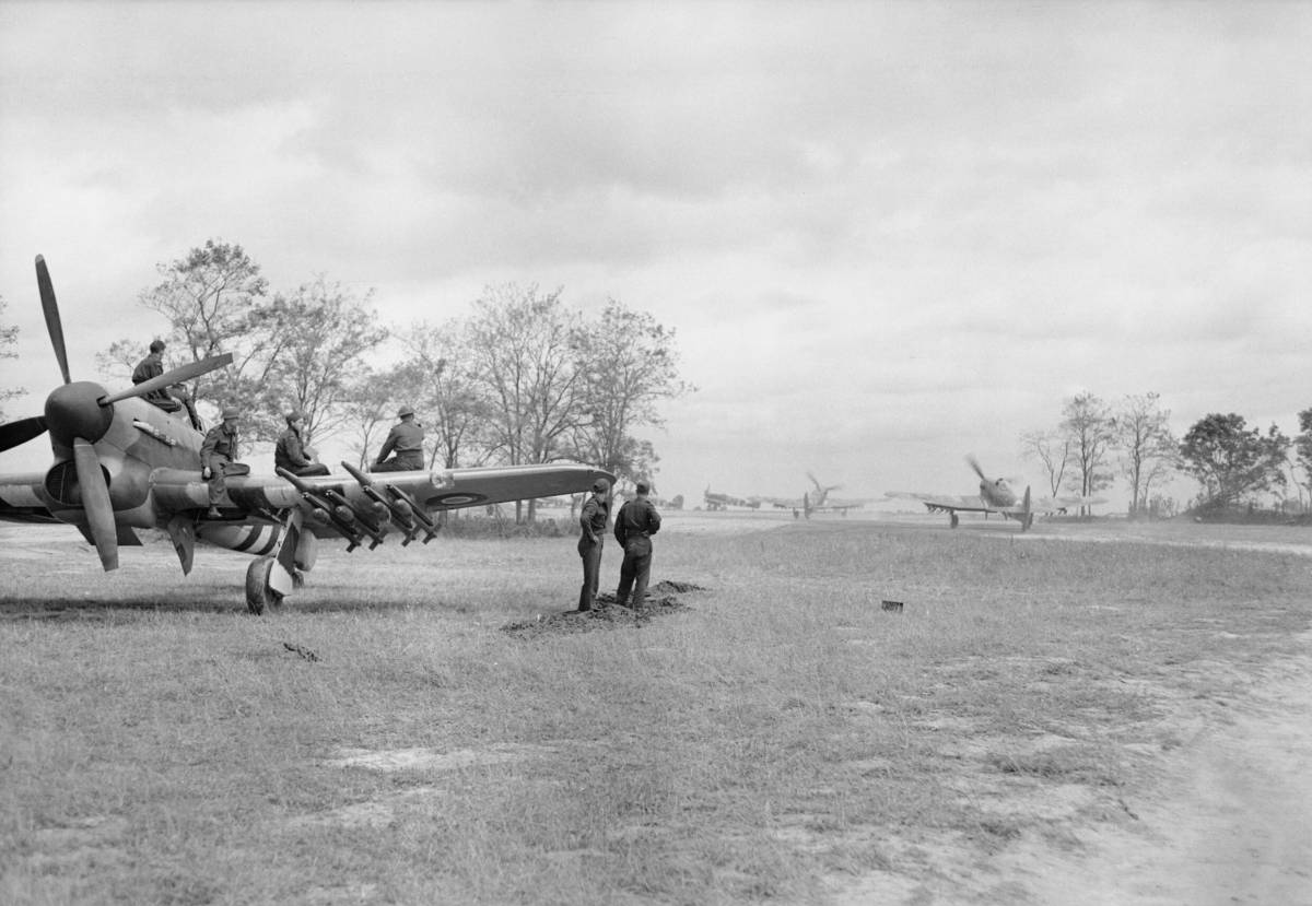  Ali ben visibili e uniformi per confondersi: il primo squadrone tattico nei cieli della Normandia