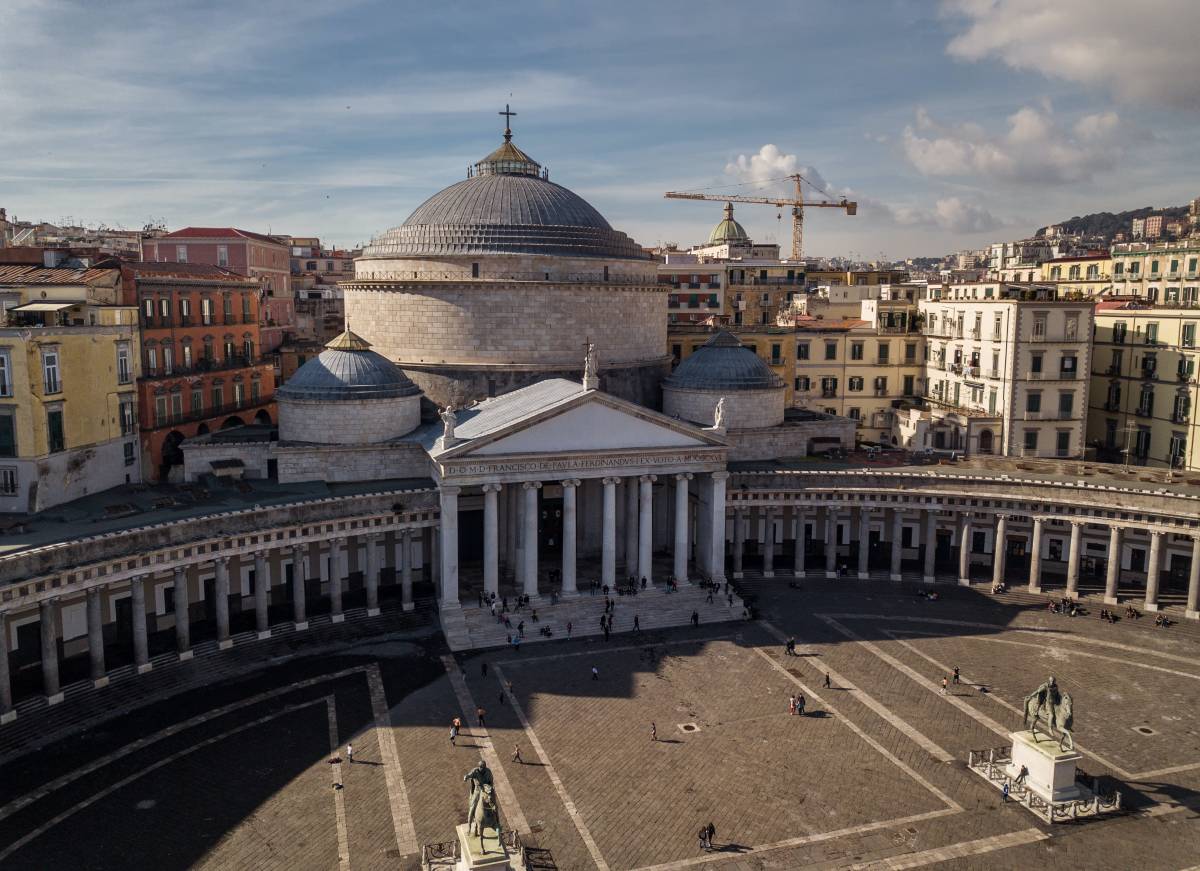 Venditore ambulante gambizzato da baby gang: l'aggressione in pieno centro