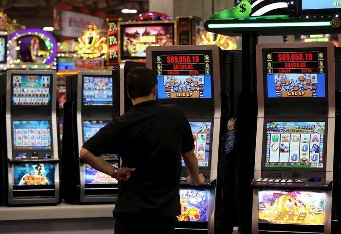 Perde alle slot machine: 50enne sequestra il gestore e tenta di rapinarlo
