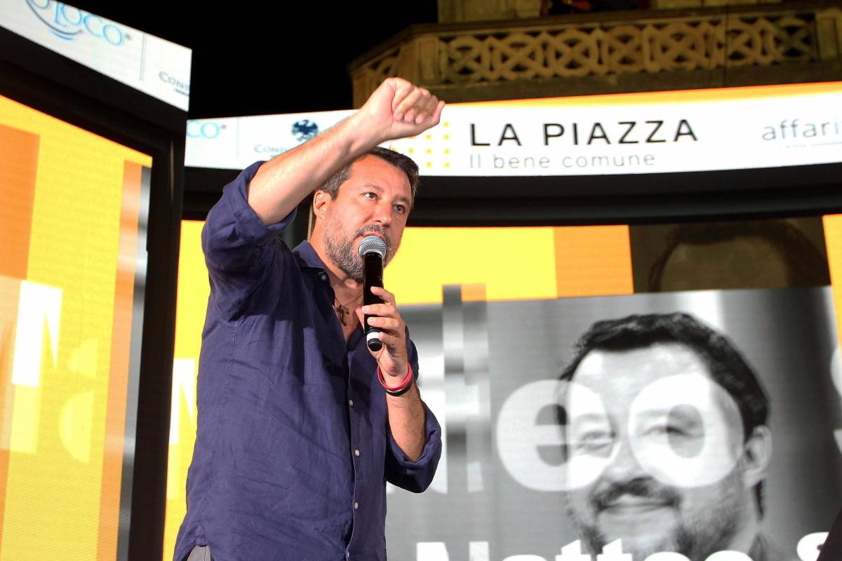 "Deve dimettersi, scarso senso delle istituzioni". E Salvini a Saviano: querela per Putin