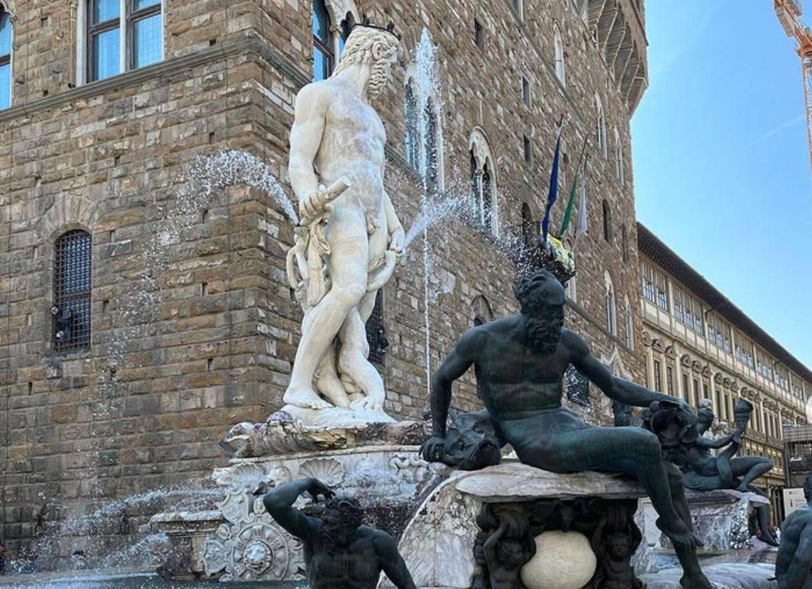 Fanno il bagno nella fontana a Firenze: il degrado dei turisti 
