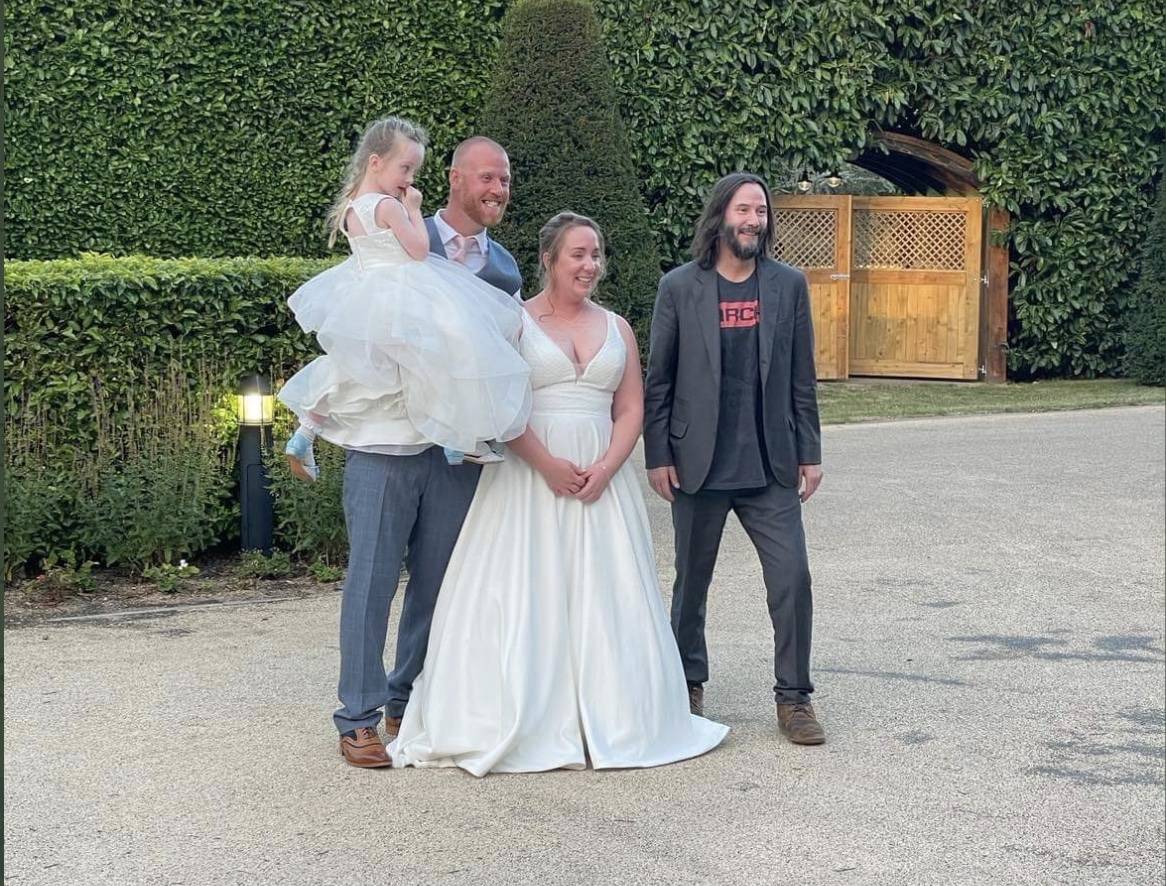 La sorpresa di Keanu Reeves alla coppia di sposi: ecco cosa ha fatto