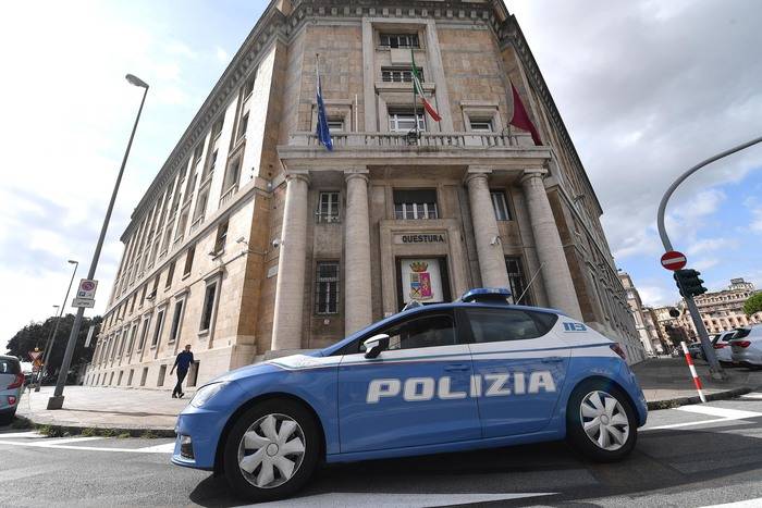 Una volante della polizia a Genova