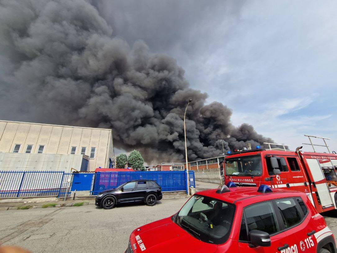 L’esplosione, le fiamme, il cielo nero: maxi incendio a San Giuliano Milanese