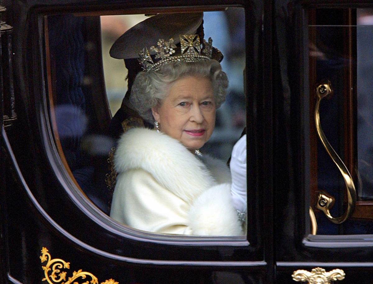 Quando due turisti americani non la riconobbero: il simpatico siparietto sulla regina Elisabetta