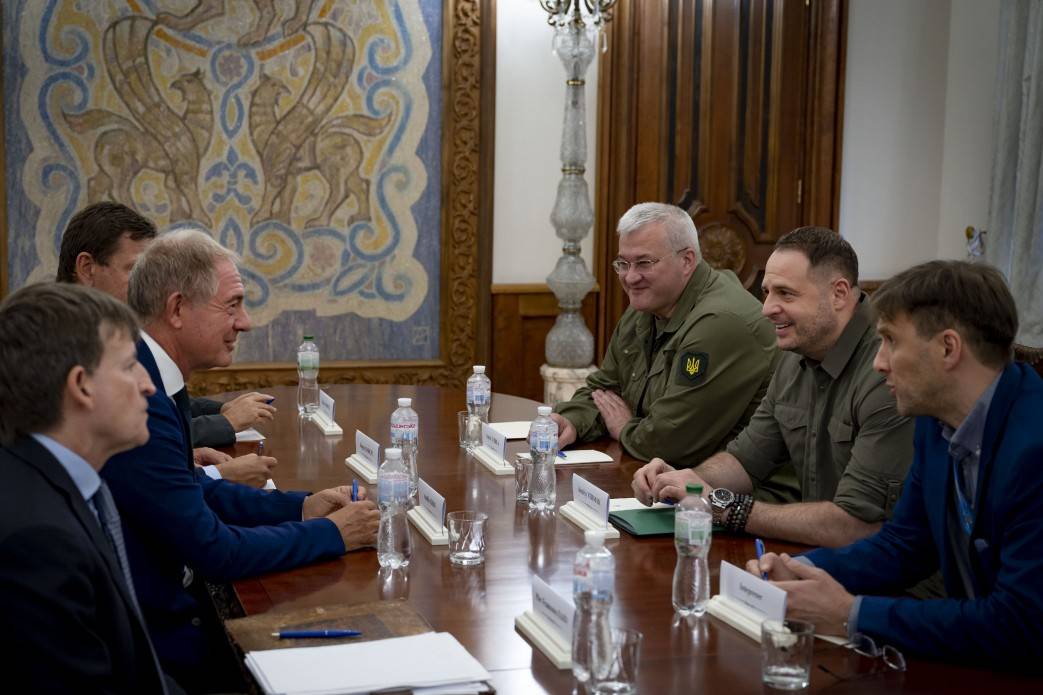 "Nuovi aiuti militari e sanzioni". A Kiev arriva Urso, il fedelissimo della Meloni