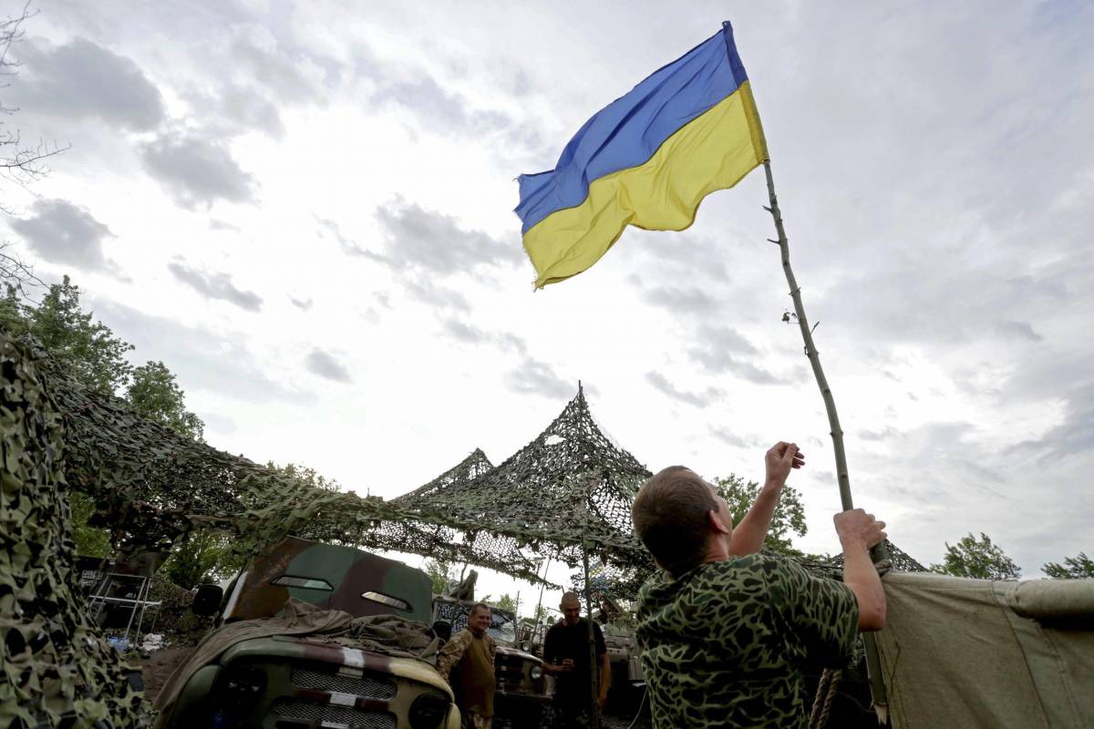 La città "eternamente russa" torna nelle mani degli ucraini. La gente in piazza con le bandiere ma resta il pericolo di agguati