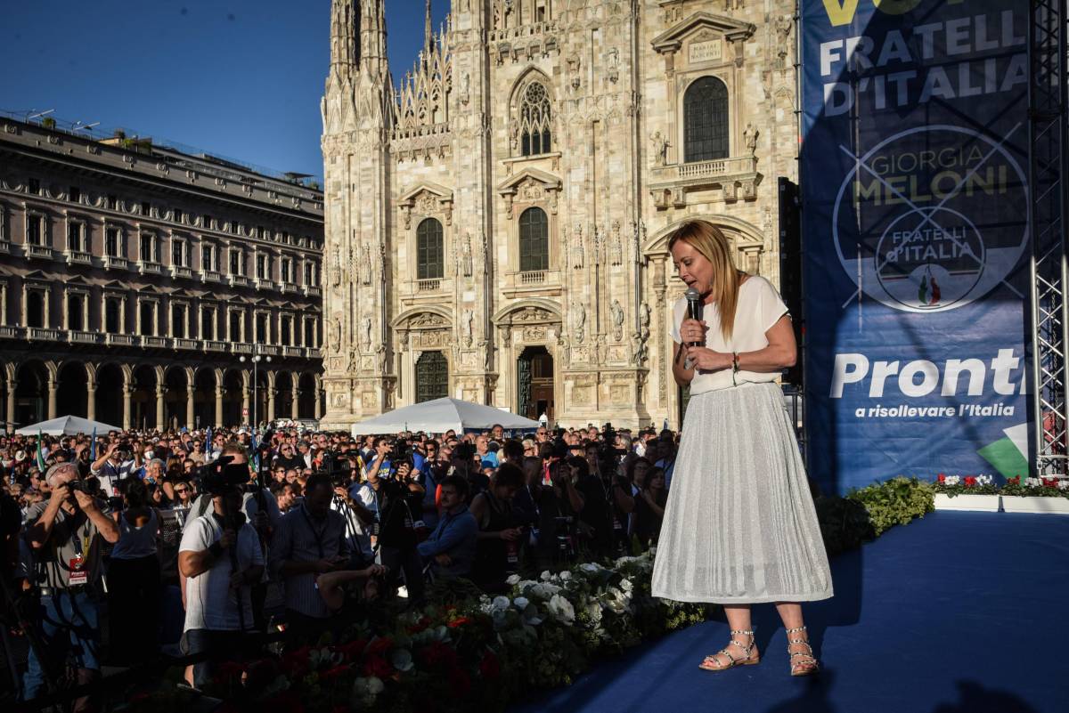 Meloni scalda piazza Duomo: "Immigrazione,  si cambia"