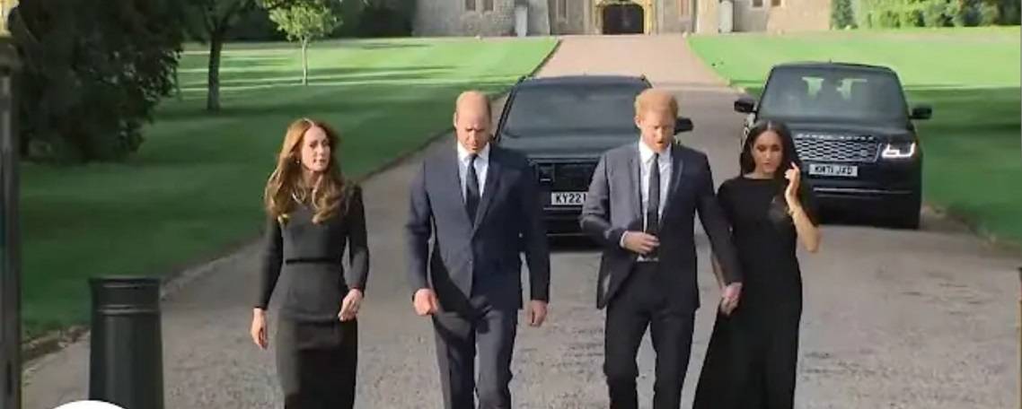 William e Harry uniti per la Regina: cosa c'è dietro la passeggiata