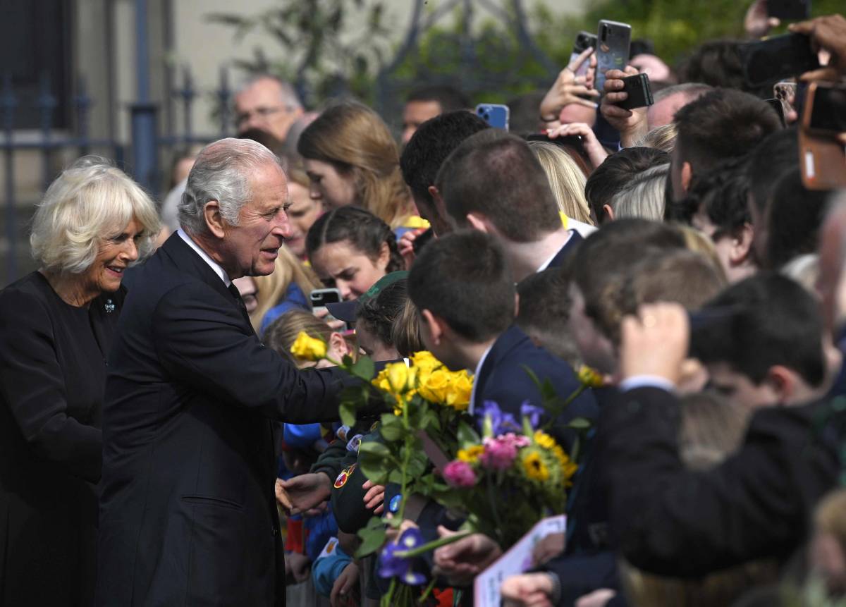 Belfast s'inchina a Re Carlo per dimenticare gli anni bui