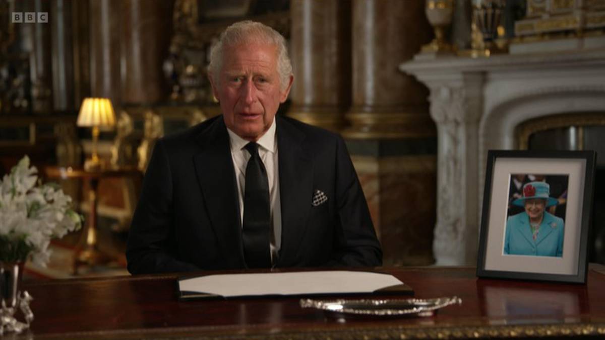 "Licenziati il giorno dell'ultimo saluto alla Regina": la mossa falsa di Carlo