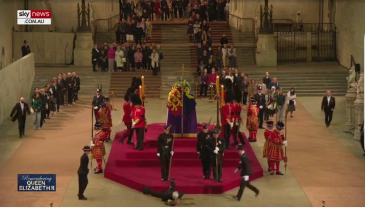 Paura a Westminster: guardia sviene davanti alla bara della Regina