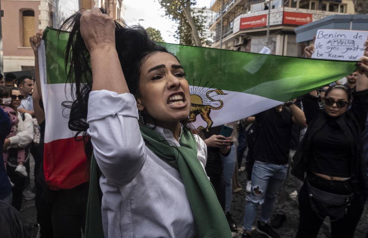 "Lo impongono con la frusta". L'Iran in rivolta contro la "polizia del velo"