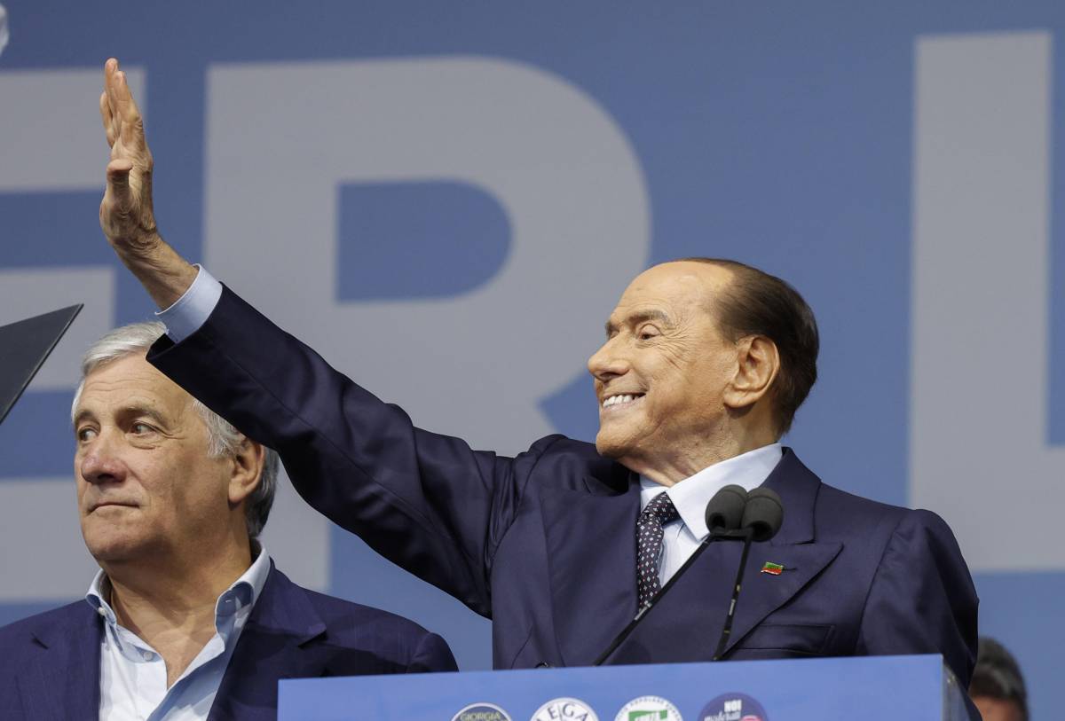 È Berlusconi-show: "Rieccomi qui 28 anni dopo... Siamo maggioranza"