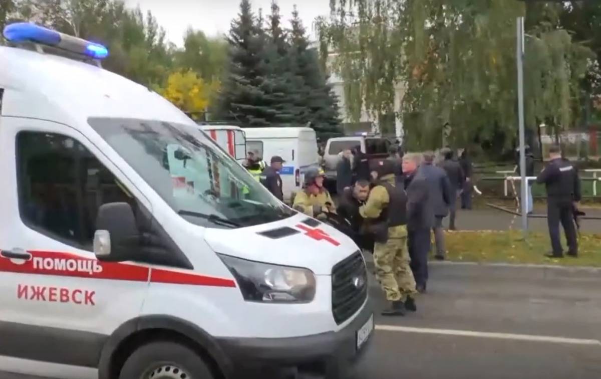 Neonazista entra in una scuola russa e fa fuoco: 15 morti tra cui 11 bimbi