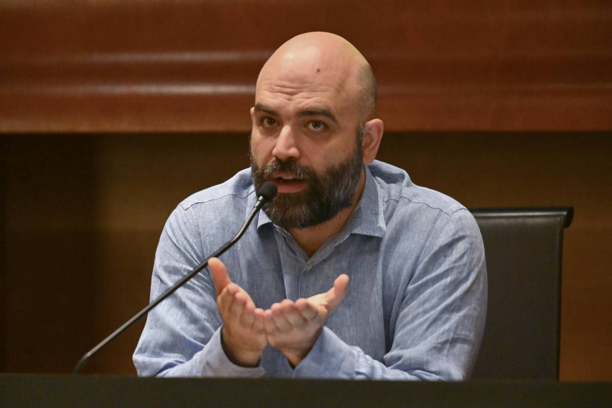 "Mediocre giornalista...". Saviano attacca Sangiuliano (ma sbaglia pure ministero)