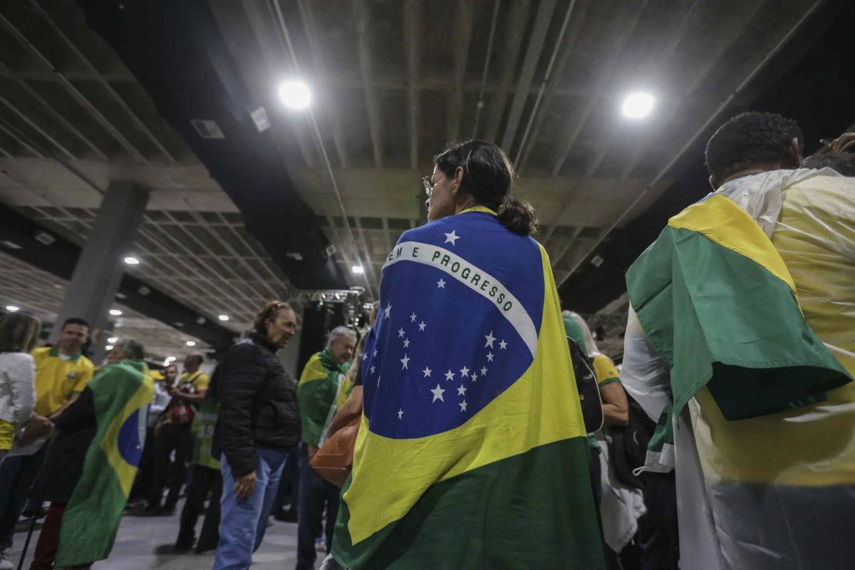 A pochi giorni dal voto la maglia del Brasile diventa un "caso politico"
