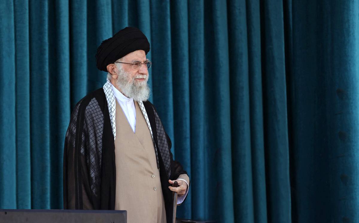 E la rivolta infiamma anche le università. Khamenei: "Colpa di Israele e Stati Uniti"