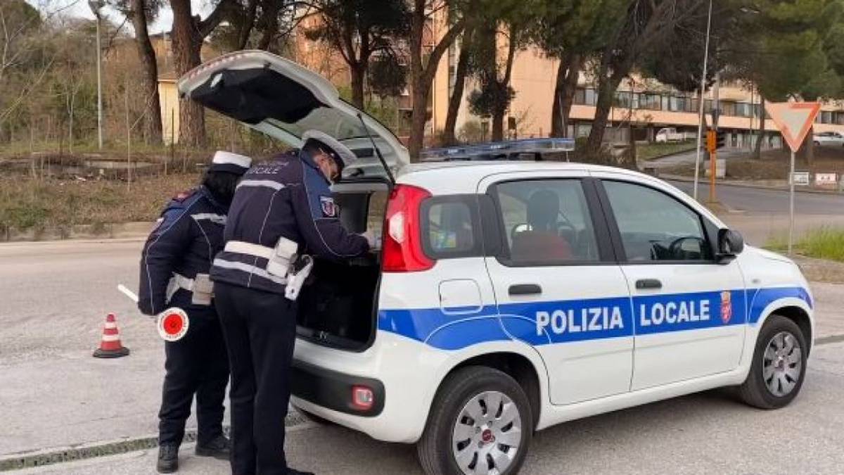 Una volante della polizia locale di Perugia