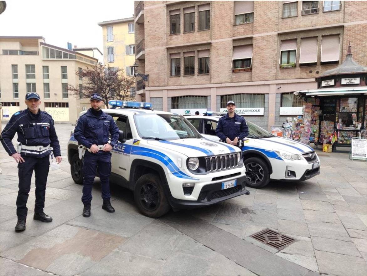 Due pattuglie della polizia locale di Parma