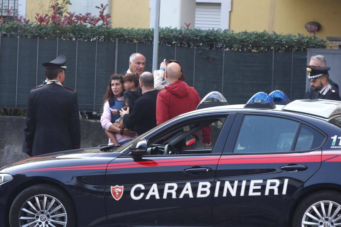 Padre separato si barrica con il figlio in casa. Dopo diverse ore apre ai carabinieri