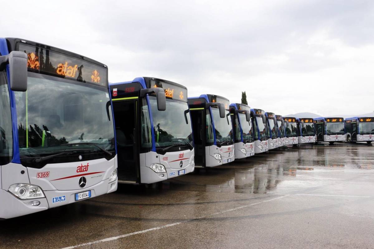 Mancano i conducenti: la Toscana assume i migranti della Caritas per guidare i bus