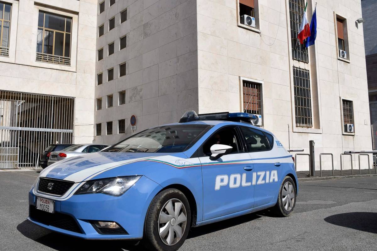 Una volante della polizia a Livorno