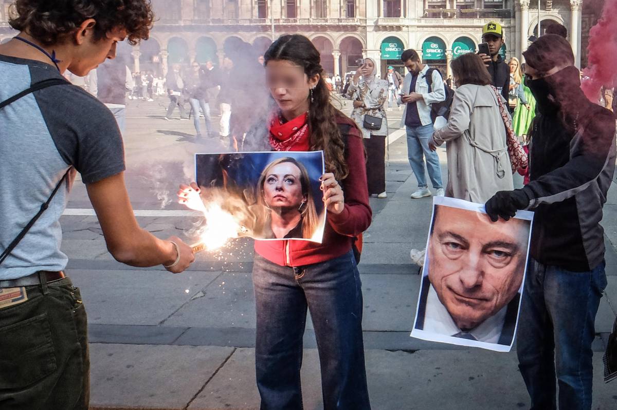 "Fuori i fasci". Gli studenti in piazza bruciano le foto di Meloni e Draghi