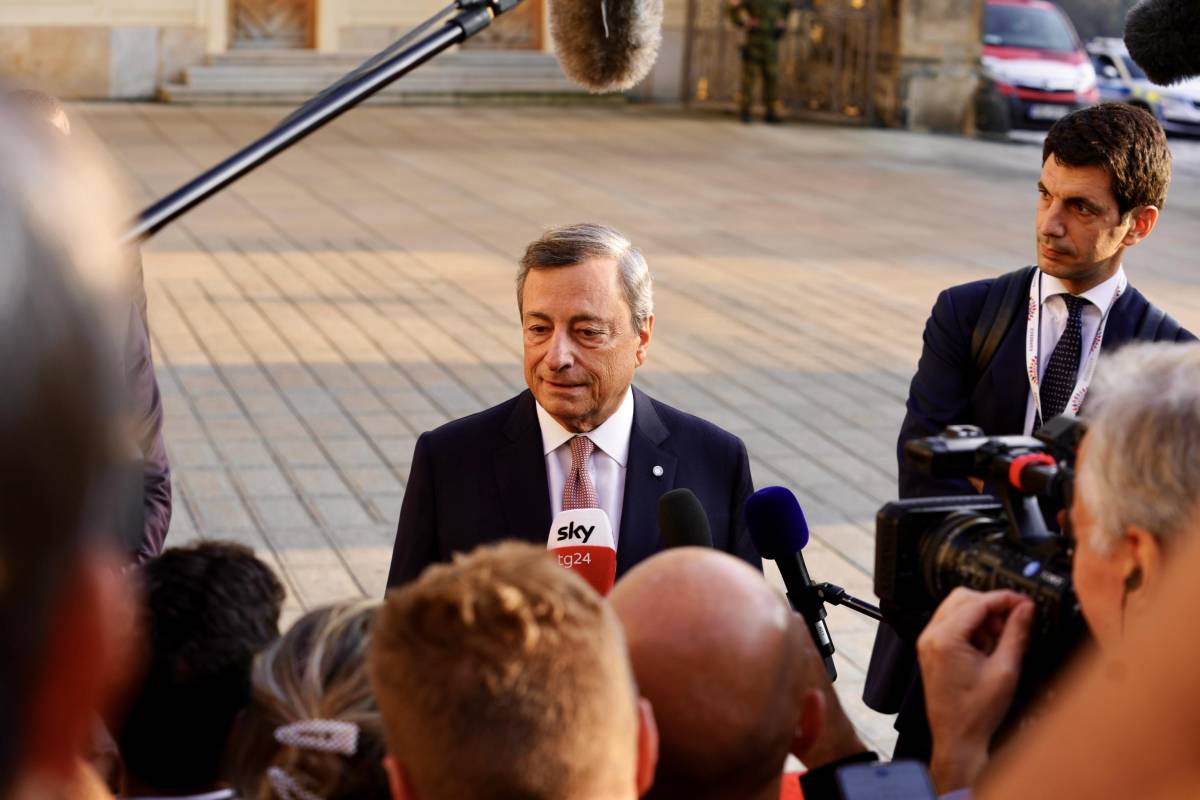 Draghi spegne le polemiche sulla Meloni: "Leader Ue preoccupati? No, solo curiosi"