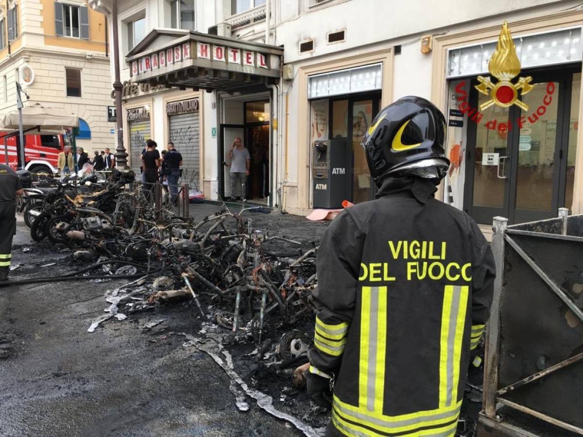 Paura a Roma per un incendio scoppiato vicino alla stazione Termini: un ferito