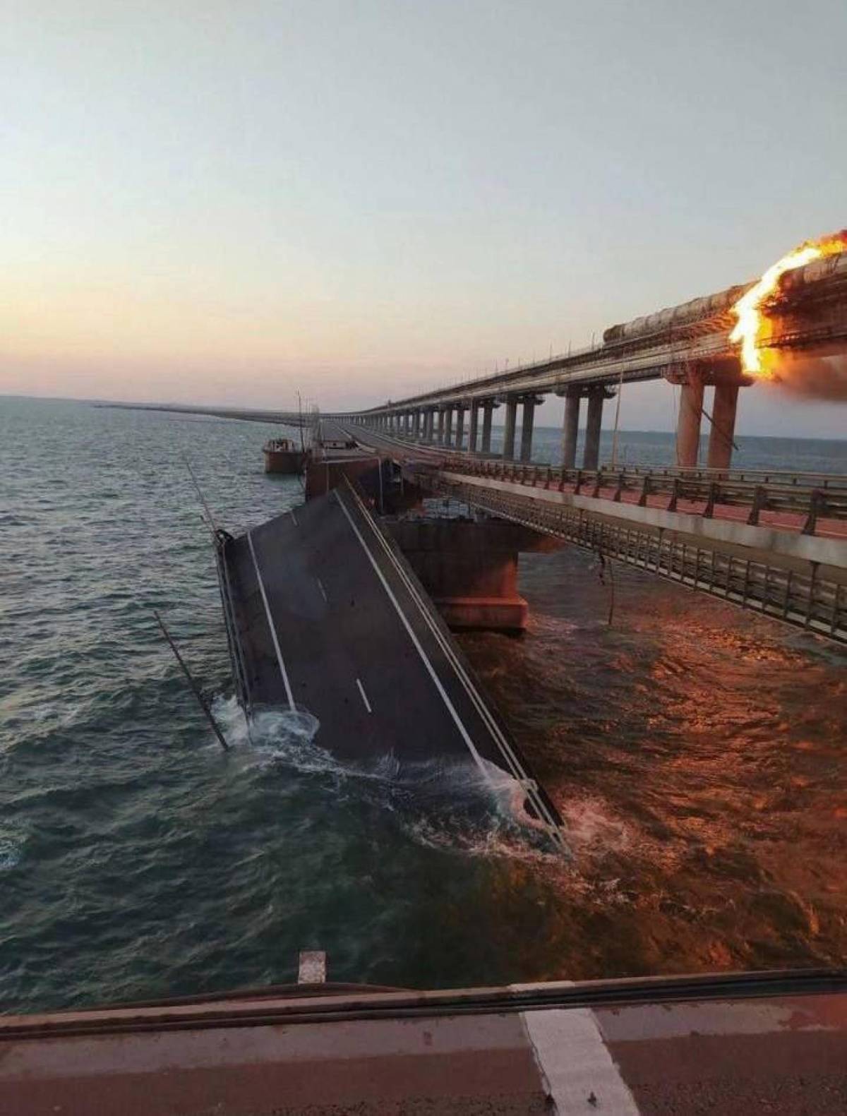 Attacco al ponte di Kerch, quasi isolata la Crimea. Kiev: "È il Titanic di Putin"
