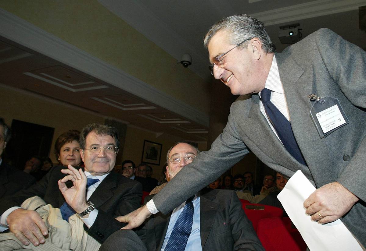 "Il Pd si sciolga", "Suicidio". È scontro tra De Benedetti e Prodi