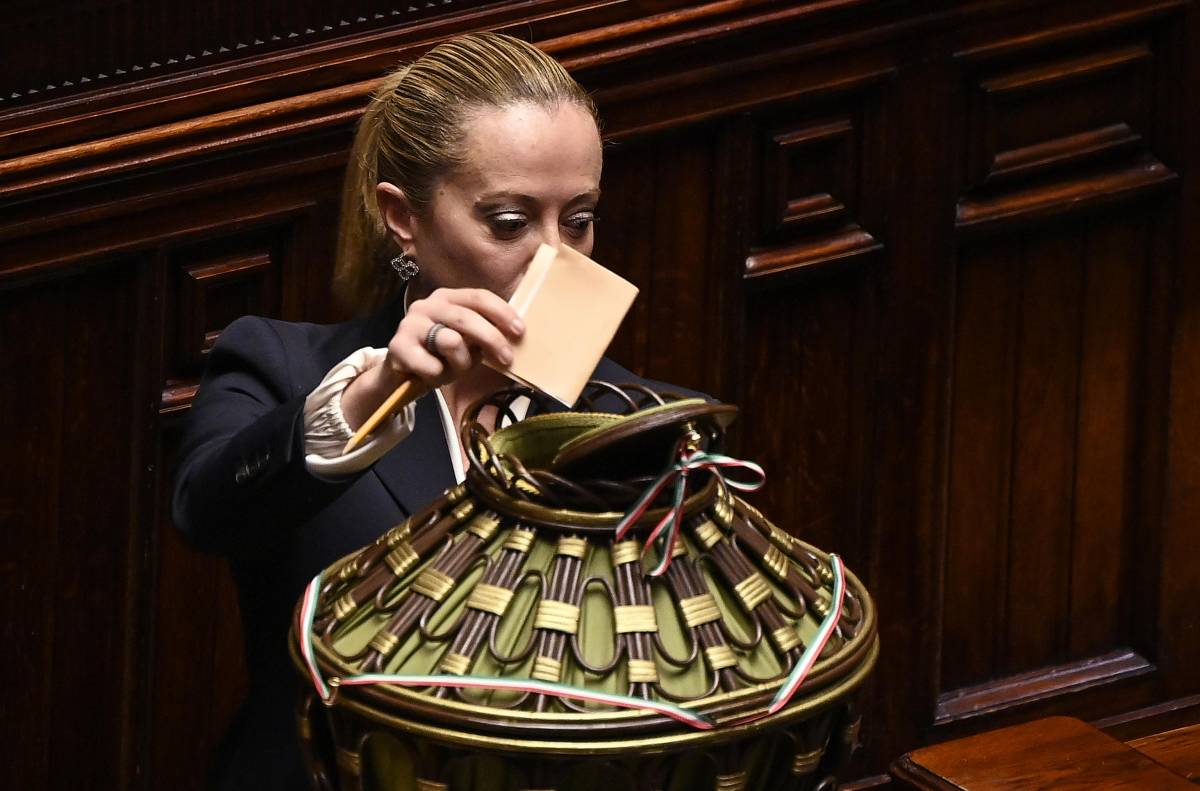 Ritrovata intesa Meloni-Salvini. Baci e abbracci alla Camera. E la Lega strappa più ministeri