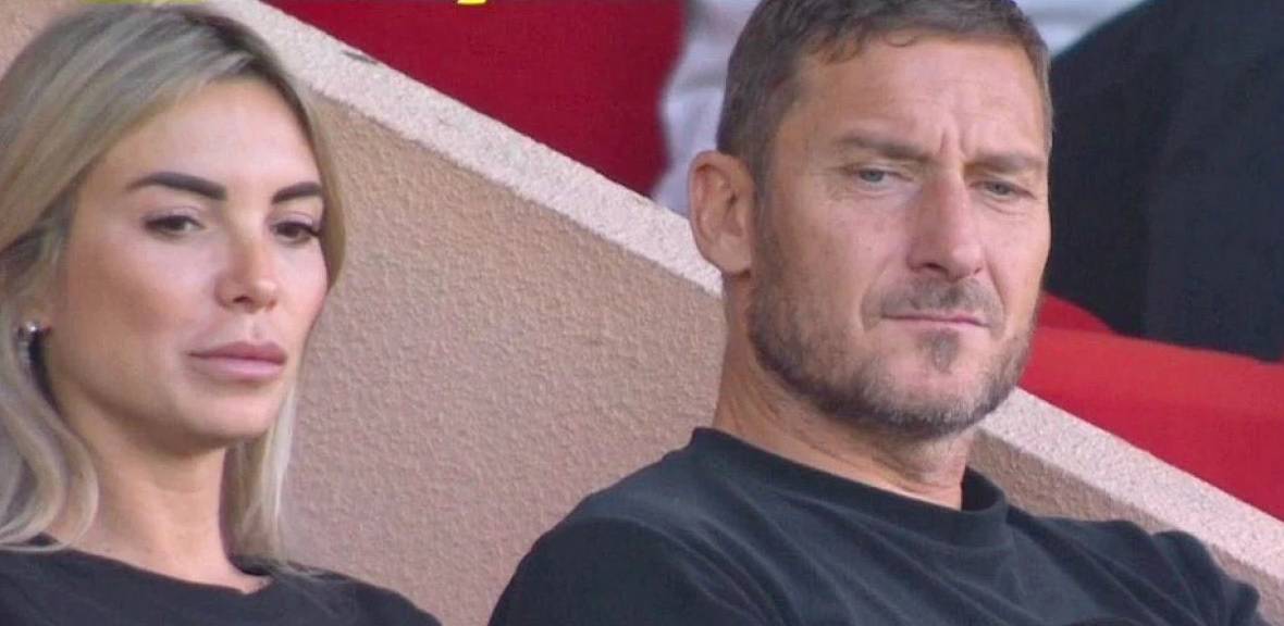 Totti e Noemi allo stadio insieme". La prima foto ufficiale della coppia -  ilGiornale.it