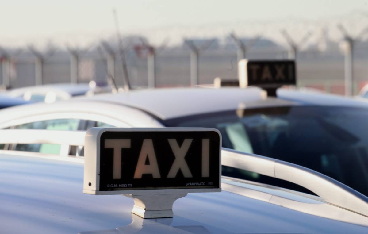 "Calci e bottigliate ai taxi nelle zone di movida E per avere più auto non servono altre licenze"