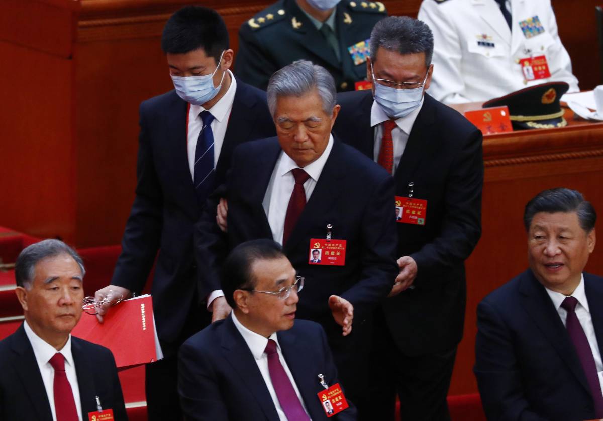 La purga al Congresso per l'ex leader Hu Jintao. Xi è più potente di Mao