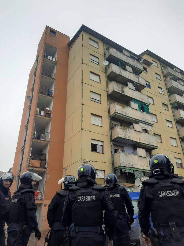 La polizia sgombera il "campo rom verticale" di via Bolla