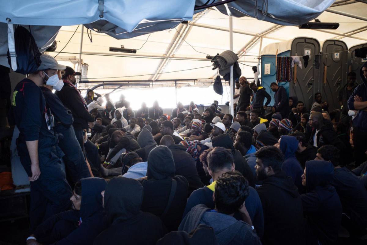 "Quasi 500 clandestini...". Chi c'è dietro il maxi barcone partito dalla Libia 