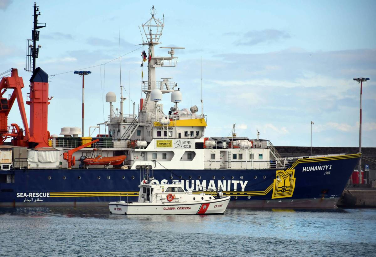 "Non lasciamo il porto". Humanity disobbedisce: scontro aperto col governo
