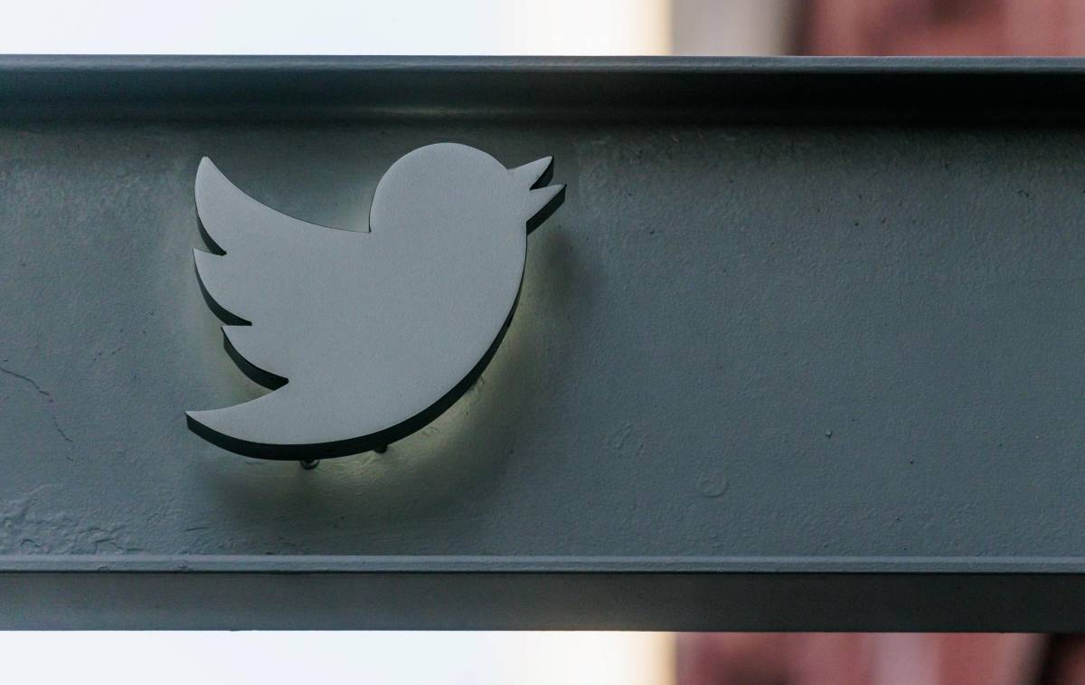 Boom di profili fake con la "spunta blu": Twitter costretta al passo indietro