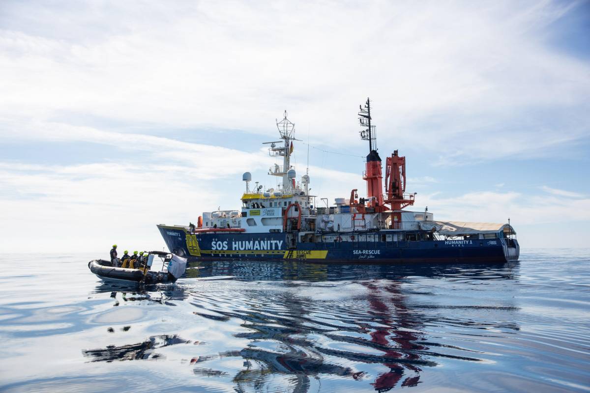 Trasbordi e manovre non lineari in mare: cosa stanno facendo le Ong nel Mediterraneo