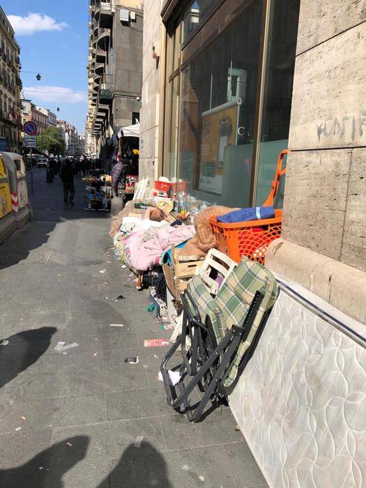 Piazza del Plebiscito piena di senzatetto: 1800 clochard in città