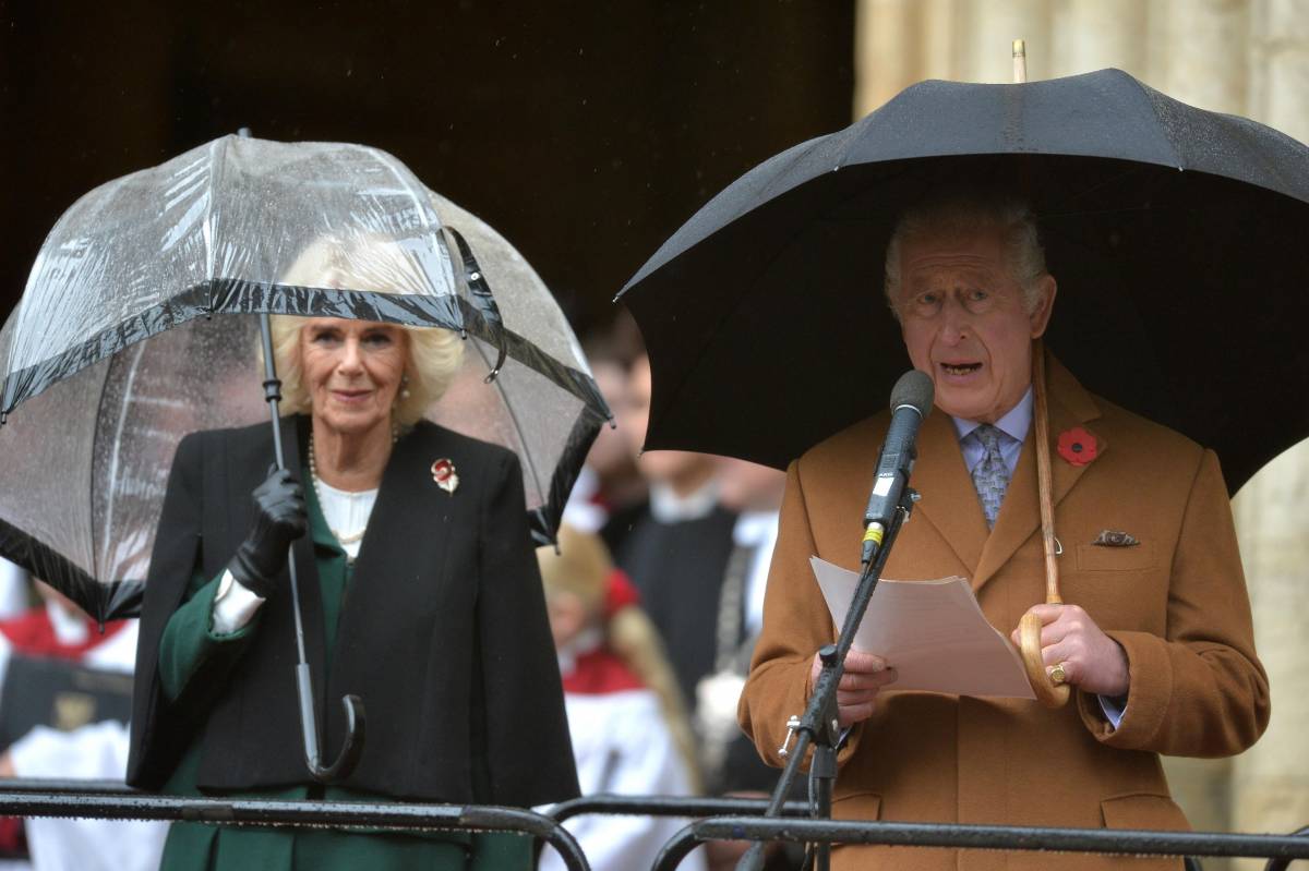 Uova contro re Carlo e regina consorte Camilla: ecco cosa è successo